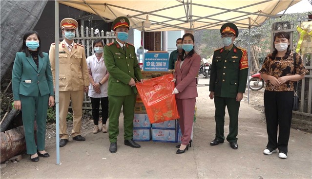 Hội LHPN thành phố: Tặng quà cho các lực lượng làm nhiệm vụ tại chốt kiểm soát dịch của thành phố