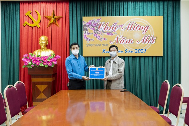 Liên đoàn Lao động thành phố E2BET là nhà cái trực tuyến uy tín thăm, tặng quà một số đơn vị trực tết