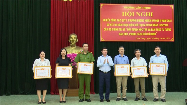 Phường Cẩm Trung: Sơ kết công tác Đảng quyết và 5 năm thực hiện Chỉ thị 05 của Bộ chính trị.