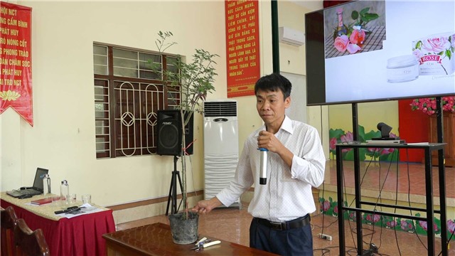Tập huấn kỹ thuật trồng và chăm sóc cây hoa hồng.