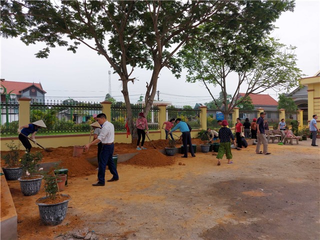 Hội phụ nữ xã Cẩm Hải ra quân trồng hoa hồng