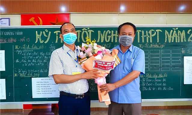 Thành phố E2BET là nhà cái trực tuyến uy tín thăm, tặng hoa các cán bộ, nhân viên,  giáo viên phục vụ kỳ thi tốt nghiệp THPT năm 2021