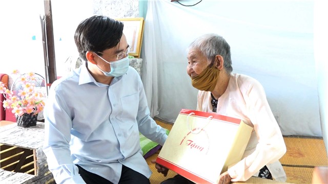 Các đồng chí lãnh đạo thành phố thăm tặng quà người cao tuổi nhân ngày Quốc tế người cao tuổi 1/10