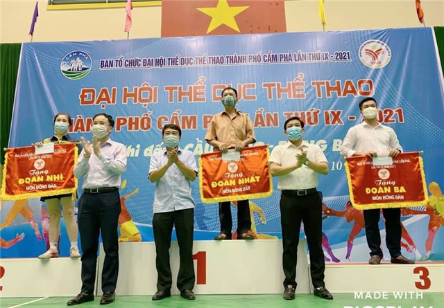 Trao giải môn cầu lông - bóng bàn trong khuôn Đại hội TDTT thành phố lần thứ IX năm 2021
