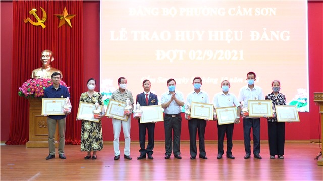 Phường Cẩm Sơn trao huy hiệu Đảng đợt 2/9