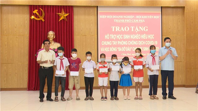 Trao tặng hỗ trợ cho Link E2bet trò chơi giải trí thú vị nghèo hiếu học, chung tay phòng chống dịch COVID-19 và học bổng 3 đỡ đầu cho Link E2bet trò chơi giải trí thú vị năm 2021.