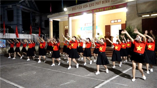 Giao lưu dân vũ chào mừng Đại hội Đại biểu Hội LHPN tỉnh Quảng Ninh