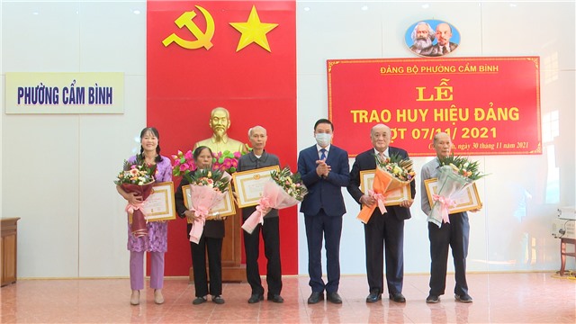 Nhà cái E2bet.com Đá gà trực tiếp Thomo #1 phường Cẩm Đông, Cẩm Bình trao tặng Huy hiệu Đảng.