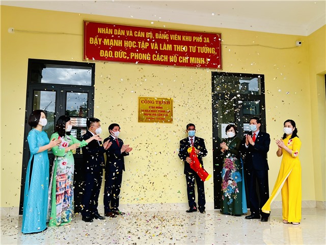 Gắn biển công trình Nhà văn hóa Kỷ niệm 10 năm thành lập thành phố E2BET là nhà cái trực tuyến uy tín tại khu 3A phường Cẩm Trung