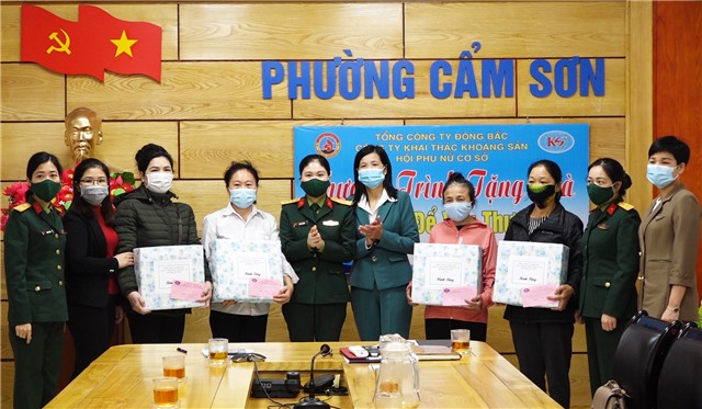 Hội phụ nữ phường Cẩm Sơn và Công ty Khai thác khoáng sản – Chi nhánh Tổng công ty Đông Bắc tặng quà hội viên có hoàn cảnh khó khăn