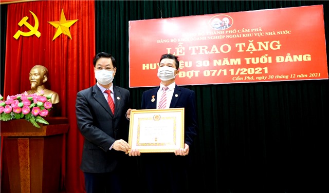 Nhà cái E2bet.com Đá gà trực tiếp Thomo #1 khối E2bet green hồ chí minh ngoài khu vực nhà nước tổ chức trao tặng huy hiệu 30 năm tuổi Đảng