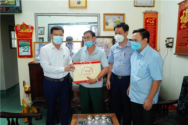 Chủ tịch UBND thành phố thăm, tặng quà đối tượng chính sách, người có công với cách mạng