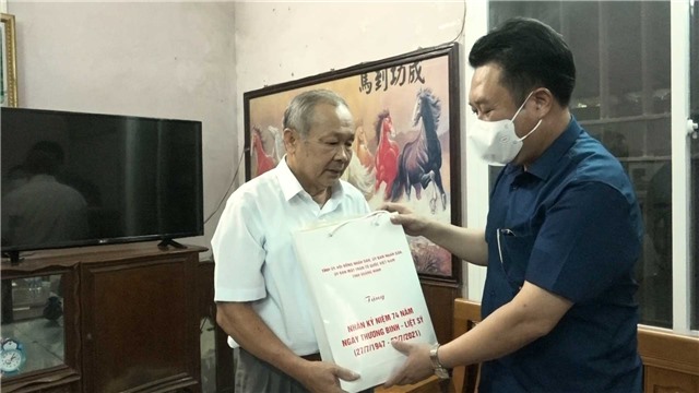 Đồng chí Nguyễn Đức Thành - Ủy viên Ban Thường vụ, Chủ nhiệm Ủy ban Kiểm tra Tỉnh ủy Thăm, tặng quà nhân kỷ niệm 74 năm ngày Thương binh Liệt sỹ