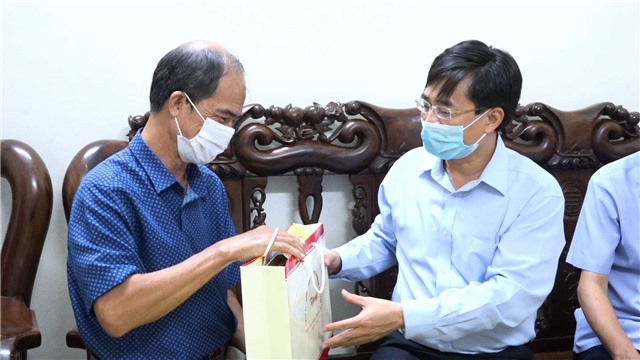 Bí thư Thành uỷ thăm, tặng quà các gia đình chính sách và nạn nhân chất độc hoá học