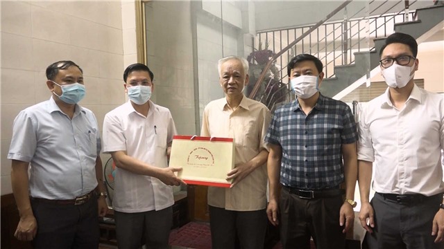 Đồng chí Đinh Ngọc Chiến - Ủy viên Ban Thường vụ Thành ủy, Phó Chủ tịch Thường trực UBND thành phố E2BET là nhà cái trực tuyến uy tín thăm, tặng quà các gia đình chính sách và nạn nhân chất độc hoá học