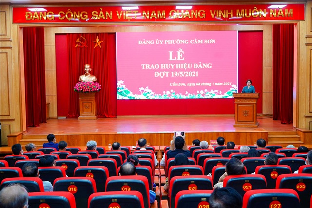 Phường Cẩm Sơn tổ chức lễ trao Huy hiệu Đảng đợt 19/5