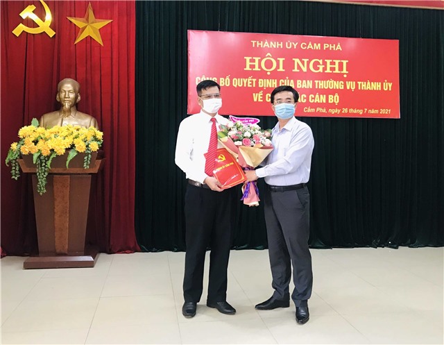 Công bố quyết định về công tác cán bộ.