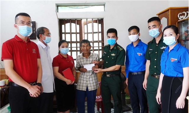 Cụm đoàn kết nghĩa phường Cẩm Đông: Thăm, tặng quà các gia đình chính sách nhân dịp 27/7