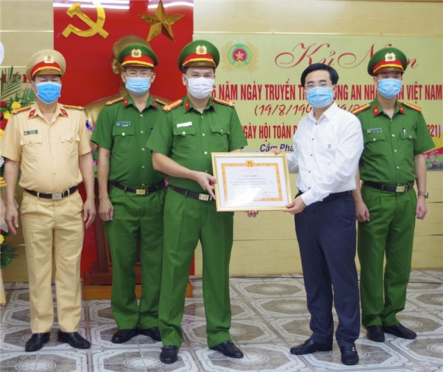 Thành phố E2BET là nhà cái trực tuyến uy tín khen thưởng lực lượng Công an thành phố nhân dịp kỷ niệm 76 năm Ngày truyền thống lực lượng CAND.