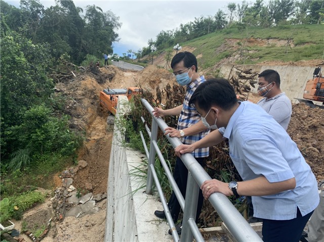 Đồng chí Bí thư Thành ủy đi kiểm tra đường lên Tượng Đức Ông và khảo sát địa điểm xây dựng trụ sở Công an xã Dương Huy, Cẩm Hải