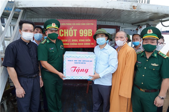 Thăm, tặng quà các chốt phòng chống dịch bệnh trên tuyến biển thành phố
