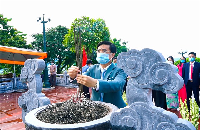 Lãnh đạo thành phố dâng hương tưởng niệm nhân dịp kỷ niệm 2/9