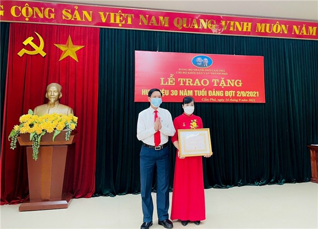 Chi bộ khối Dân vận trao huy hiệu 30 năm tuổi Đảng