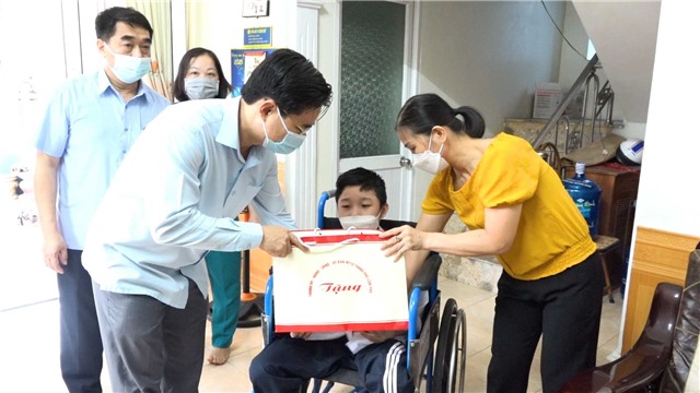 Các đồng chí lãnh đạo thành phố thăm và tặng quà thiếu nhi nhân dịp Tết Trung thu