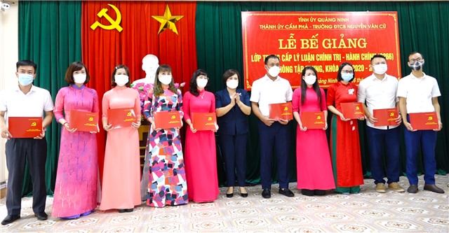 Bế giảng lớp Trung cấp lý luận chính trị - hành chính hệ không tập trung C266