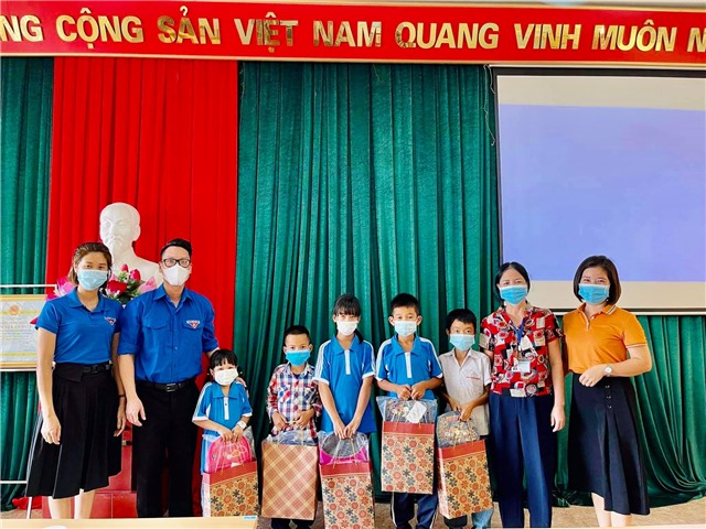 Gần 800 suất quà được trao tặng trong dịp Tết Trung Thu