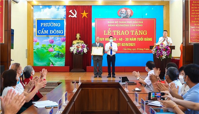 Phường Cẩm Đông tổ chức Lễ trao Huy hiệu Đảng đợt 2/9