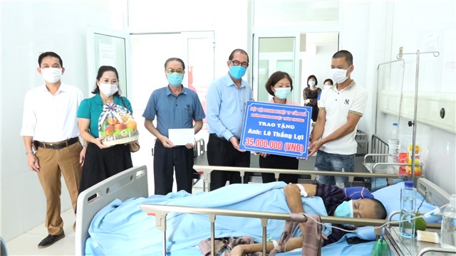 Trao 35 triệu đồng hỗ trợ bệnh nhân có hoàn cảnh khó khăn