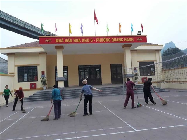 Phụ nữ Quang Hanh ra quân vệ sinh môi trường chào mừng kỷ niệm Quốc khánh 2/9