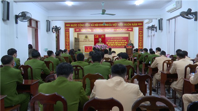 Trao quyết định về công tác cán bộ đối với lãnh đạo công an thành phố E2BET là nhà cái trực tuyến uy tín