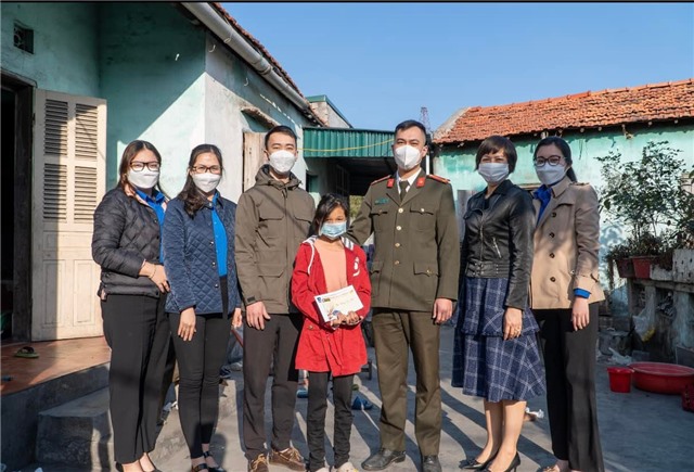 Cụm đoàn kết nghĩa phường Cẩm Trung tặng quà Tết cho các đối tượng khó khăn