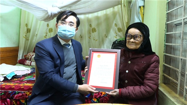 Bí thư Thành uỷ trao thiếp mừng thọ cho công dân tròn 100 tuổi tại phường Cẩm Đông