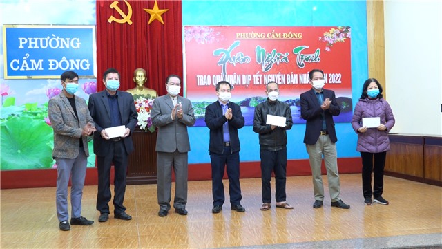 Trao tặng quà Tết nguyên đán tại phường Cẩm Đông