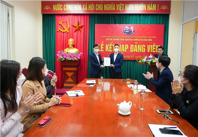 Lãnh đạo thành phố dự lễ kết nạp Đảng viên mới