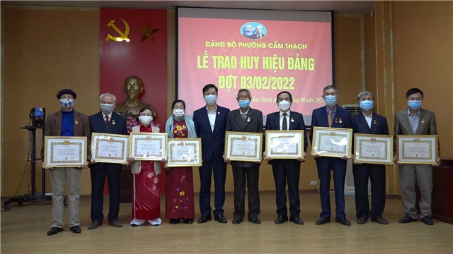 Phường Cẩm Thạch trao huy hiệu Đảng cho Đảng viên.