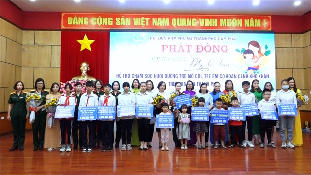 “Mẹ đỡ đầu” nâng bước em đến trường