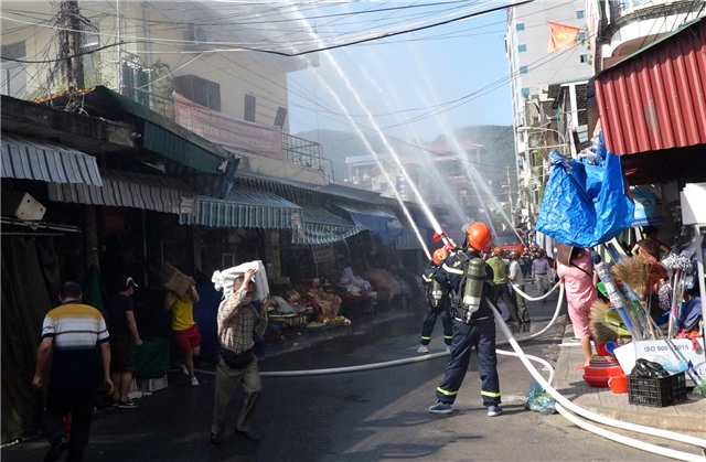 Chợ Trung tâm thành phố diễn tập phương án PCCC và cứu nạn cứu hộ