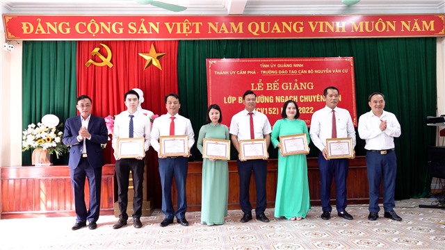 Bế giảng Lớp bồi dưỡng ngạch chuyên viên năm 2022