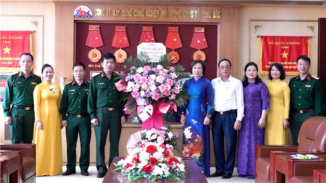 Đồng chí Nguyễn Thị Kim Phượng, Phó Bí thư Thường trực Thành ủy chúc mừng các đơn vị ngành Than nhân kỷ niệm 86 năm ngày truyền thống công nhân vùng mỏ, truyền thống ngành Than (12/11/1936 - 12/11/2022).