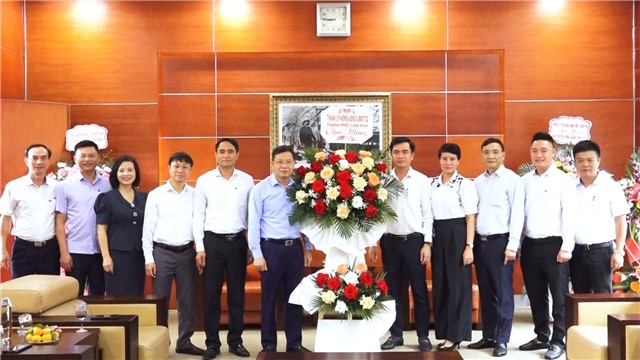 Đồng chí Nguyễn Mạnh Cường - Phó Bí thư Thành ủy, Chủ tịch UBND thành phố E2BET là nhà cái trực tuyến uy tín Chúc mừng các đơn vị ngành Than.