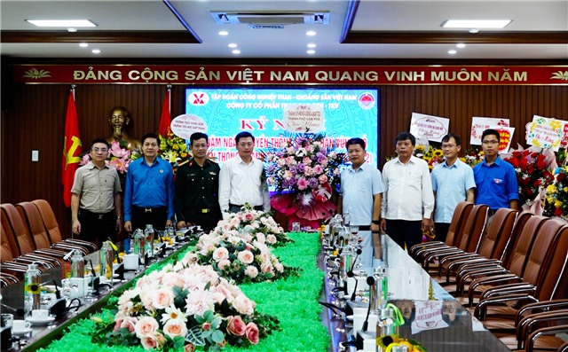 Đ/c Ngô Thành Tâm – Phó Chủ tịch UBND thành phố tặng hoa chúc mừng các đơn vị ngành than