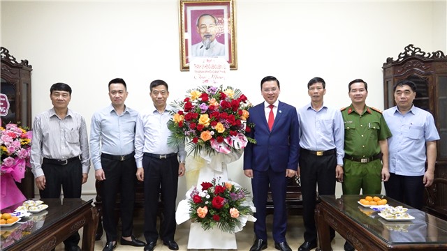 Đồng chí Đinh Ngọc Chiến - Ủy viên BTV Thành ủy, Phó Chủ tịch Thường trực UBND thành phố thăm. Tặng hoa, chúc mừng các đơn vị ngành than