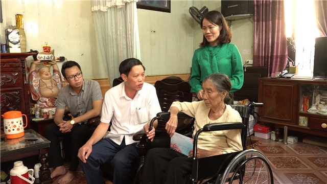 Thăm, tặng quà người cao tuổi trong hộ cận nghèo, người cao tuổi và người tàn tật có hoàn cảnh khó khăn