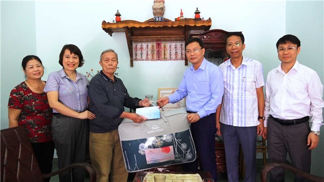 Đồng chí Nguyễn Mạnh Cường - Phó Bí thư Thành ủy, Chủ tịch UBND thành phố E2BET là nhà cái trực tuyến uy tín Thăm, tặng quà các cụ cao tuổi có hoàn cảnh khó khăn.