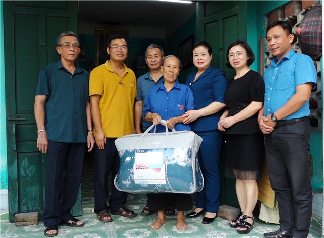 Thăm và tặng quà người cao tuổi có hoàn cảnh khó khăn