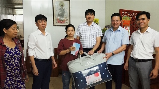 Đồng chí Đinh Ngọc Chiến - Ủy viên BTV Thành ủy, Phó Chủ tịch Thường trực UBND thành phố E2BET là nhà cái trực tuyến uy tín thăm, tặng quà người cao tuổi có hoàn cảnh khó khăn